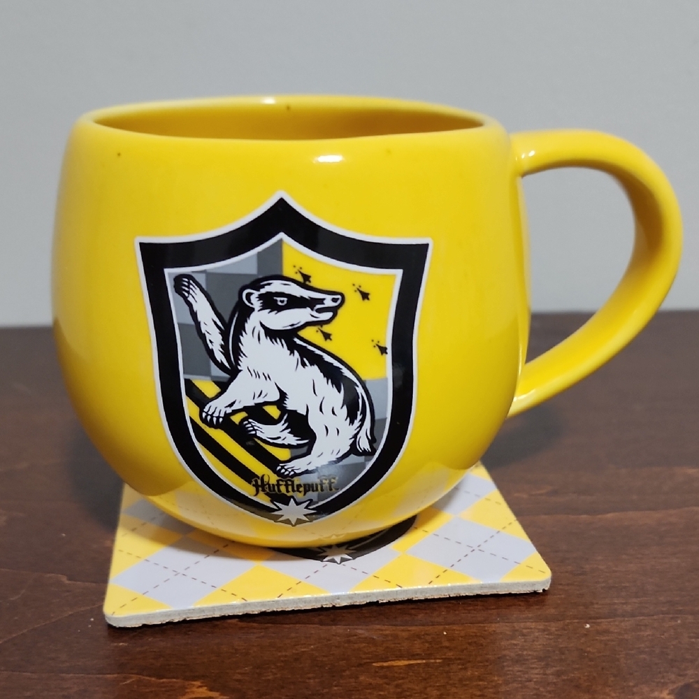 Harry PotterYellow Hufflepuff Crest Mug With Coaster